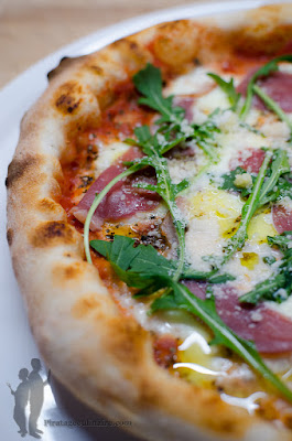 Piratage Culinaire: Pizza au magret de canard fumé, à la roquette et au
