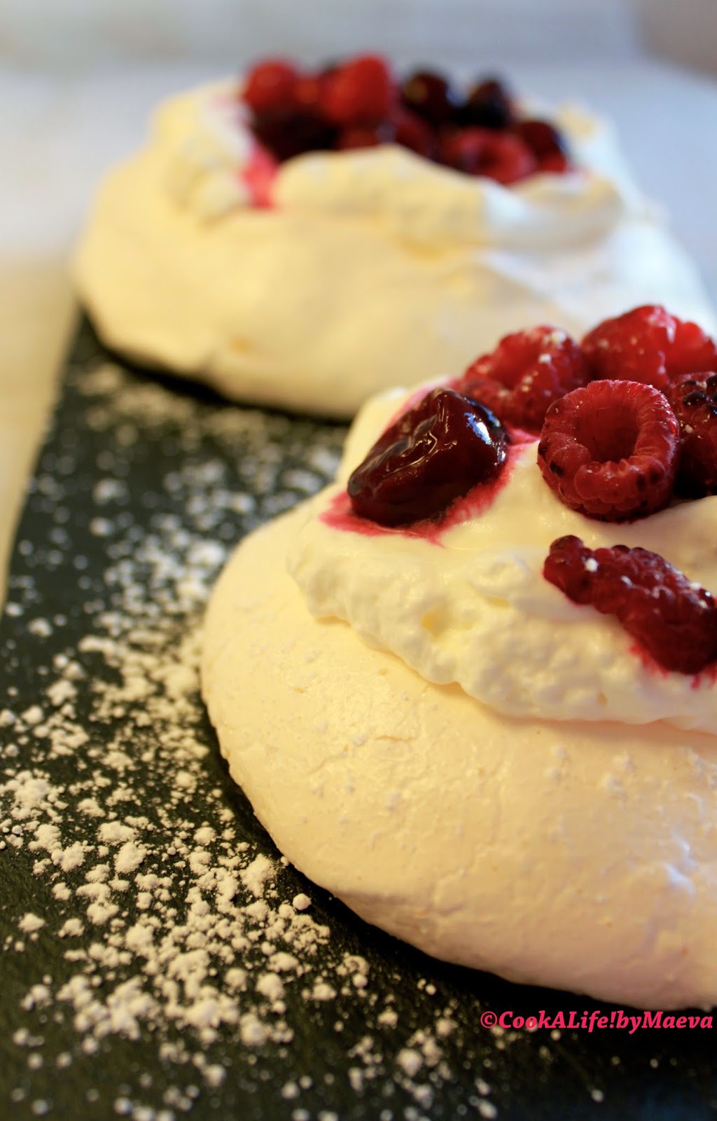 Cook A Life! by Maeva Pavlova { meringue et chantilly } aux fruits rouges