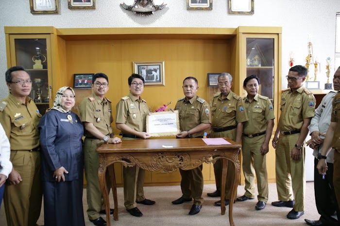 Pj. Sekdaprov Hamartoni Serahkan Bantuan Rp330,5 Juta untuk Korban Tsunami Selat Sunda di Lampung Selatan