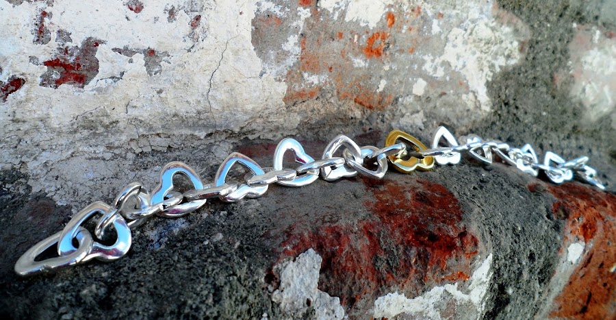 Sorteo de pulsera compuesta por 26 corazones de plata y 1 dorado