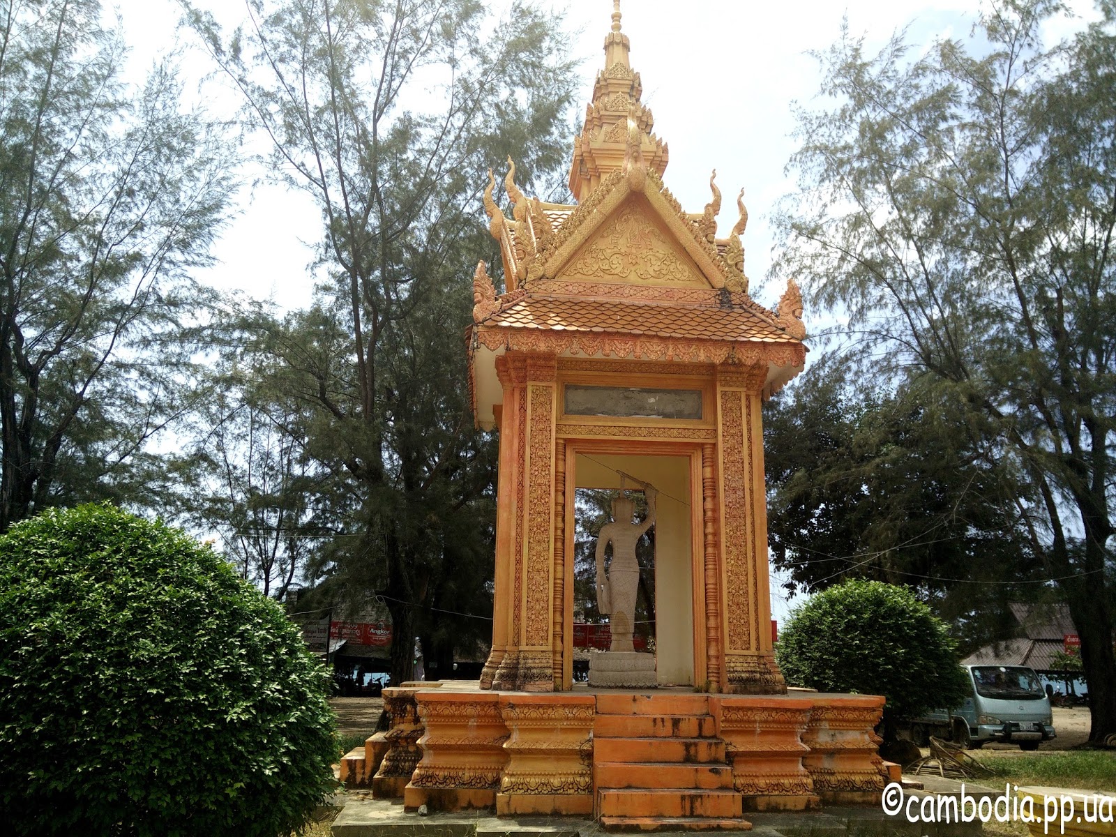Памятник камбоджиской женщие