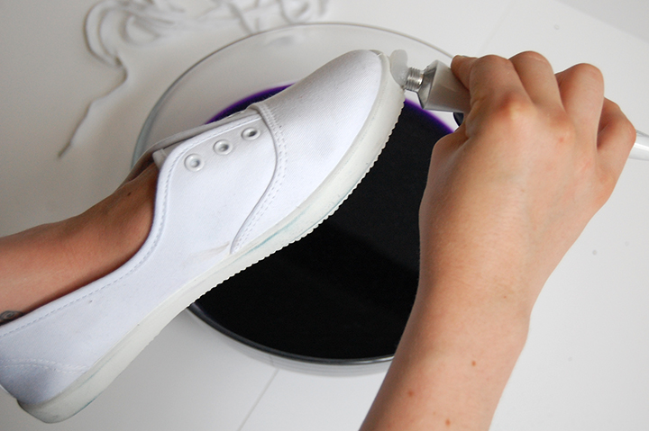 teindre des chaussures en toile en noir teindre des chaussures en toile en noir