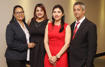 La coach Nurys Rosario, Edilís López , presidenta del Distrito Cooperativo 29; Enovi Bueno, gerente de la sucursal Santo Domingo de COOPSANO y  Félix Tejada, encargado de Educación de la cooperativa