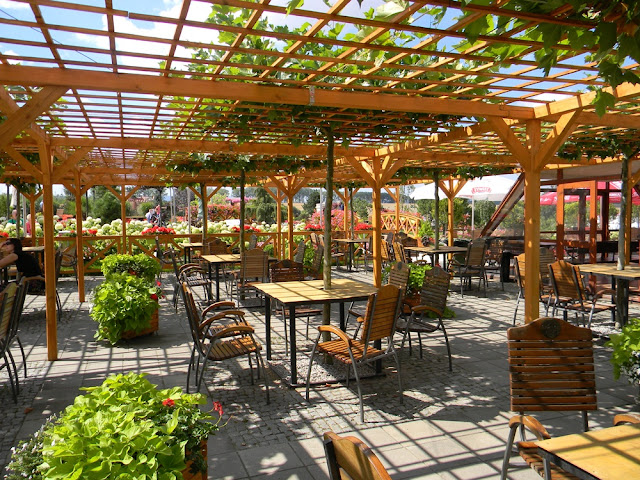 pergola przy barze W Minieurolandzie w Kłodzku można też dobrze zjeść.