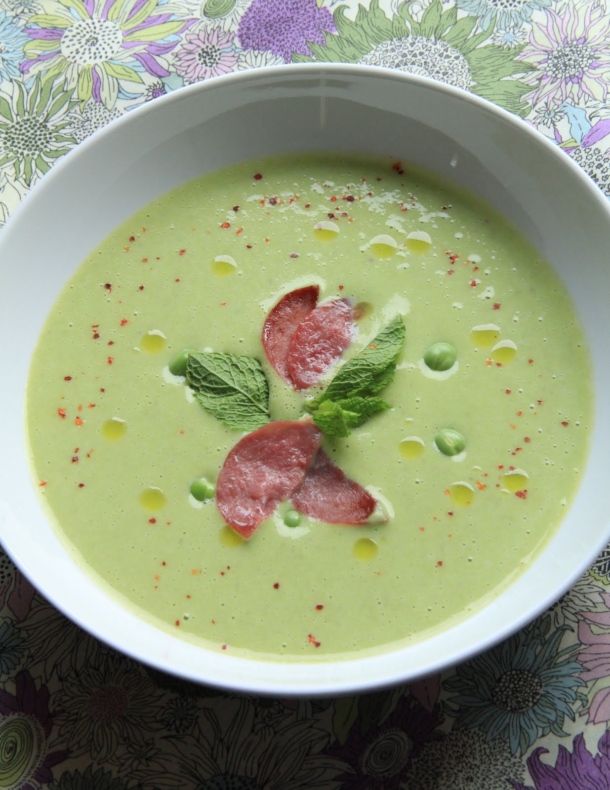 Soupe de petits pois frais au bacon et à la menthe | On dine chez Nanou