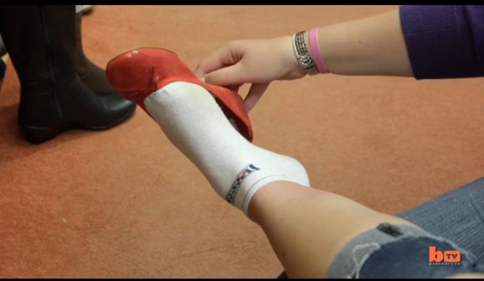 CHILL BOX OF PICS: Teen Girl with Giant Feet