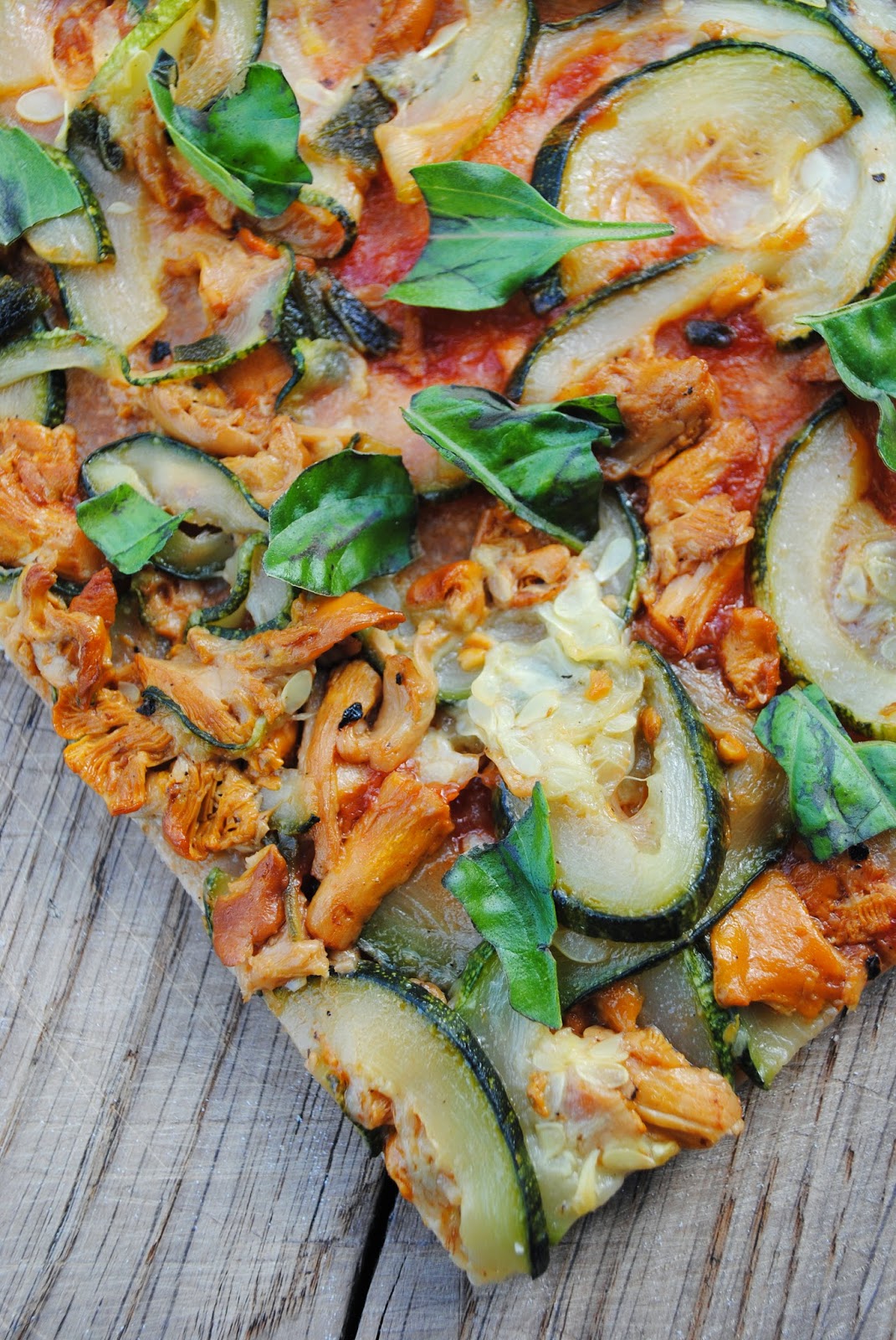 Chanterelle and zucchini pizza VeganSandra