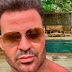 Eduardo Costa chuta celular de fã e web critica o cantor