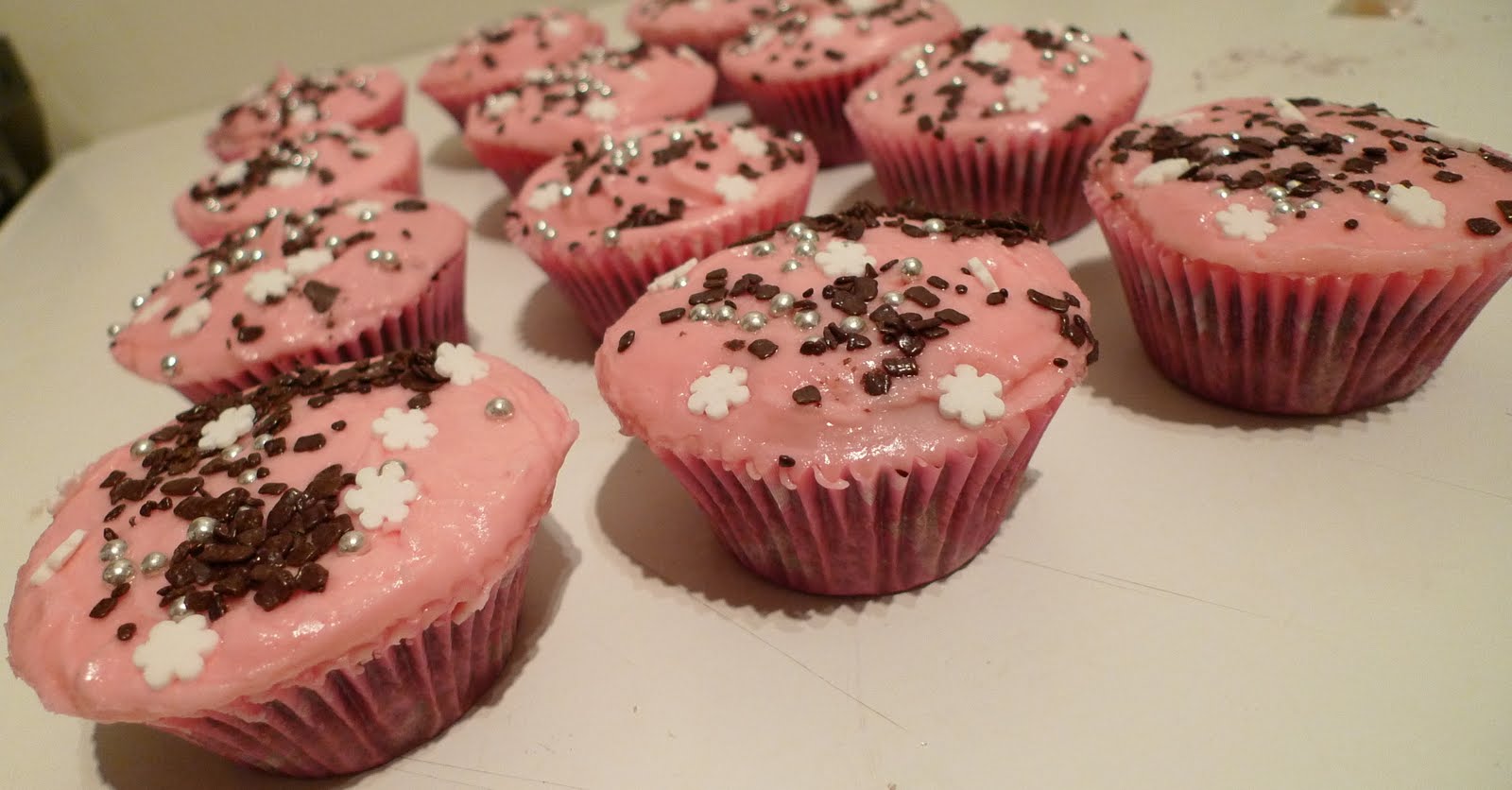 Cupcakes heaven by Margaret Sjokolade muffins med rosa glasur