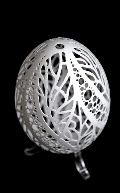 03-Piotr-Bockenheim-Carved-Goose-Eggs-Sculptures-www-designstack-co