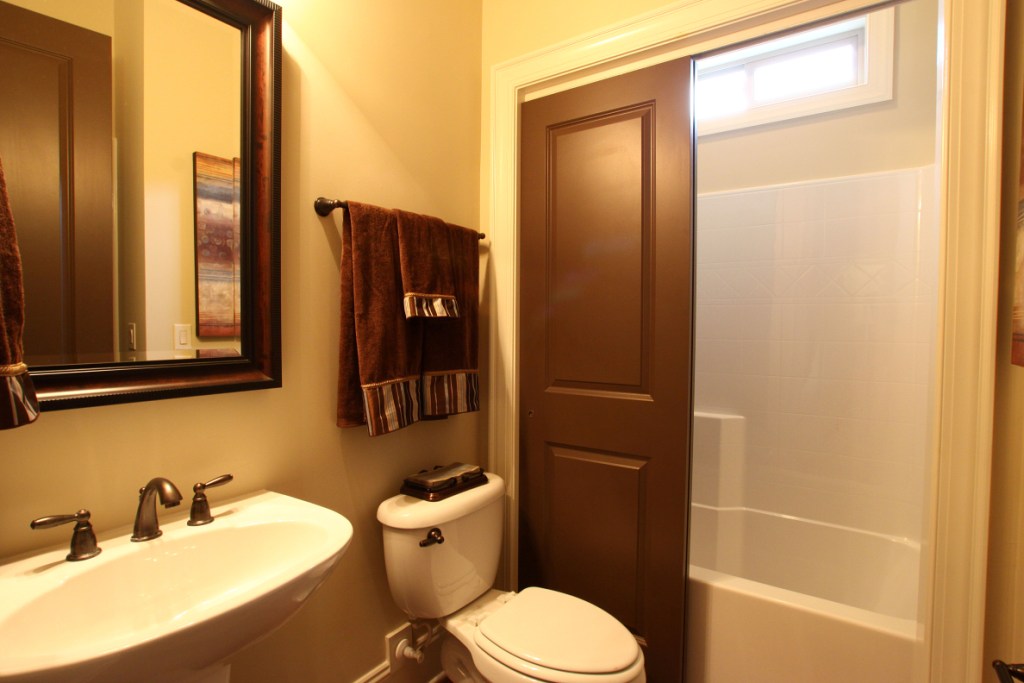 Gambar Desain Rumah Minimalis: Beberapa Bahan Pintu Kamar Mandi