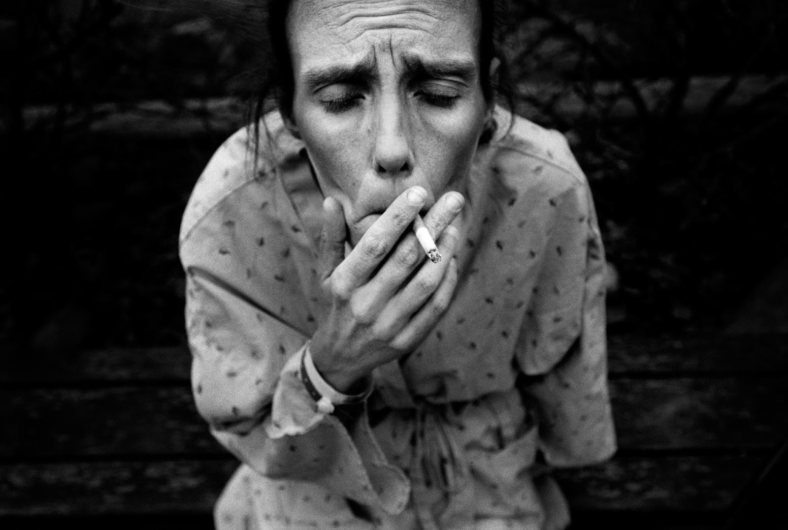 Ужасное поколение. Страшная женщина с сигаретой. Страшные курящие женщины. Страшный человек с сигаретой.