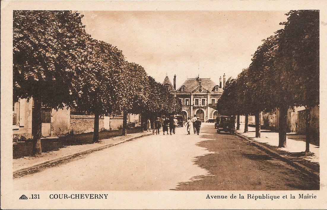 Aux abords de la Mairie - Cour-Cheverny