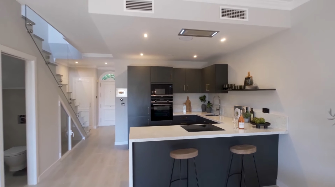 17 Interior Design Photos vs. Aloha Gardens, Marbella Stylish Luxury Townhouse Tour