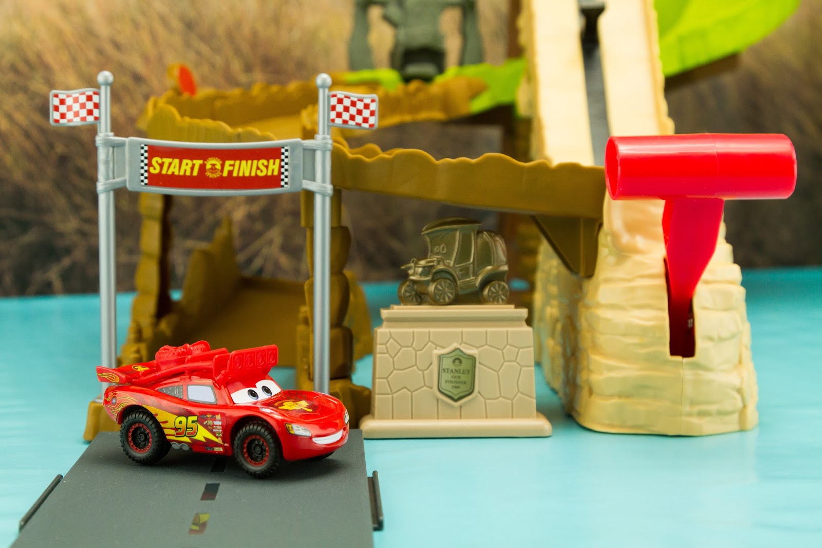 Super Héros Et Compagnie Disney Pixar Cars Piste Radiator Springs 500