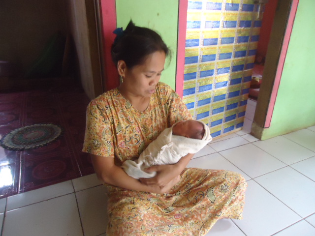 Kisah Luar Biasa, Suami Membantu Istrinya Melahirkan Sendiri Kisah Luar Biasa, Suami Membantu Istrinya Melahirkan Sendiri