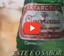 Propaganda do Guaraná Antártica com seu famoso jingle que mistura pipoca com guaraná.