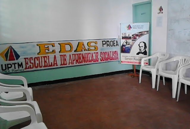 NUESTRA  SALA  DE REUNIONES