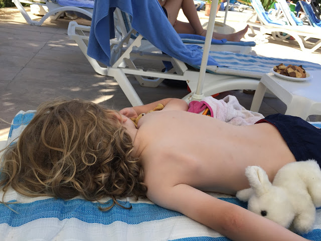Zwuggel pennt am Pool II Zwuggel pennt am Pool II