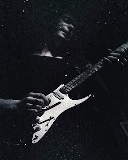 Fotografía en blanco y negro de Ritchie Blackmore tocando la guitarra eléctrica
