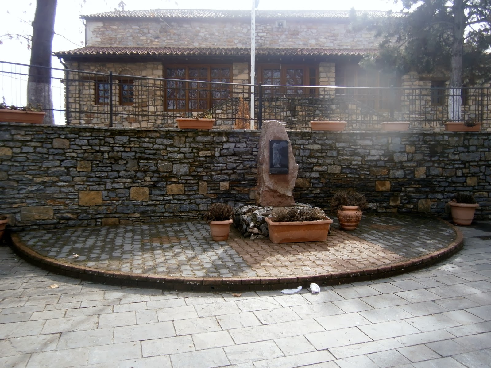 το μνημείο πεσόντων στην Λευκοπηγή Κοζάνης