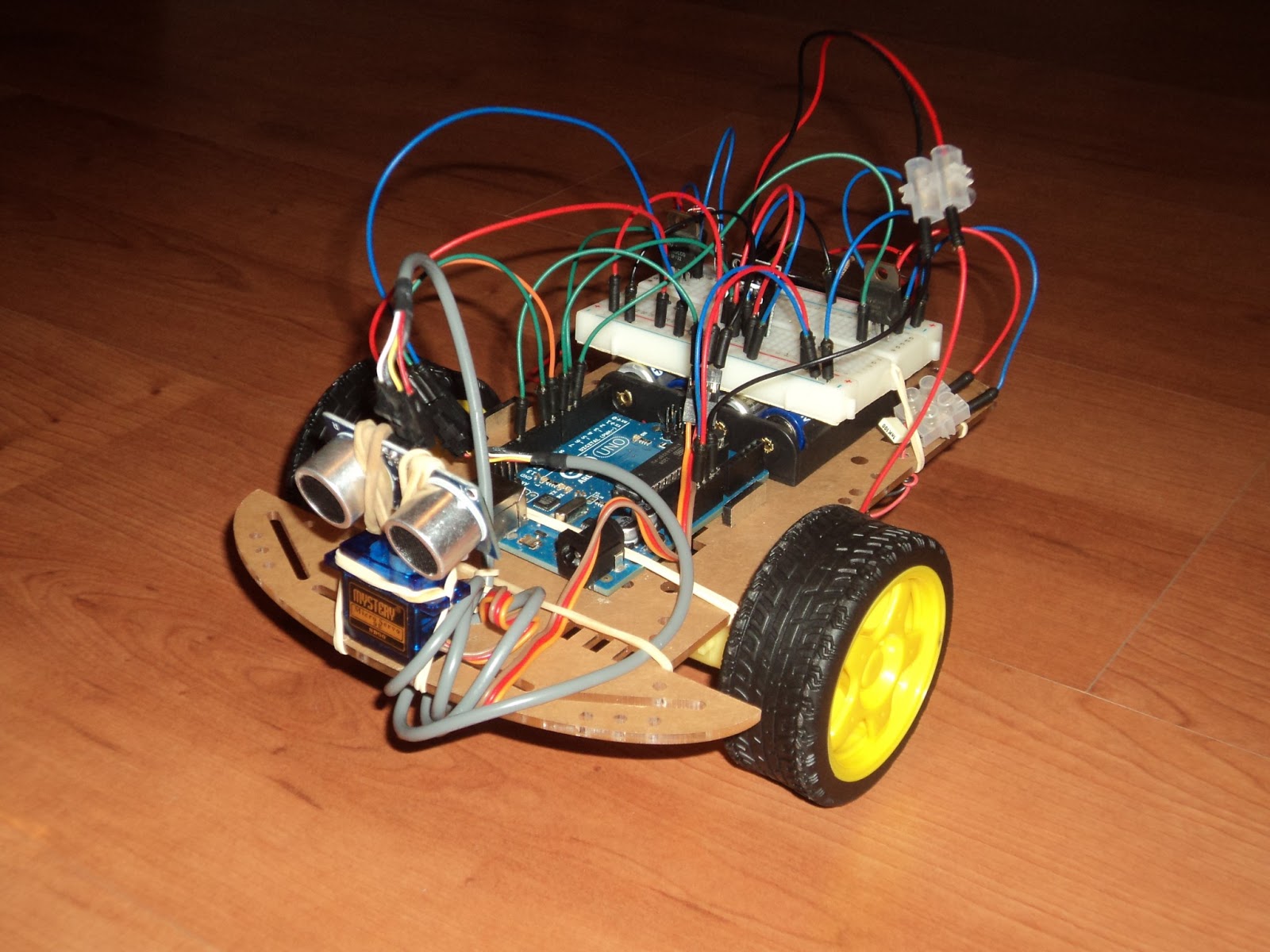 CARRO A CONTROL REMOTO CON ARDUINO