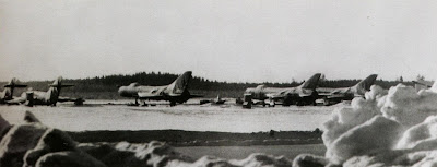 Перехватчики Су-9 на аэродроме, 1970-е годы, справа — самолеты МиГ-17ПФ