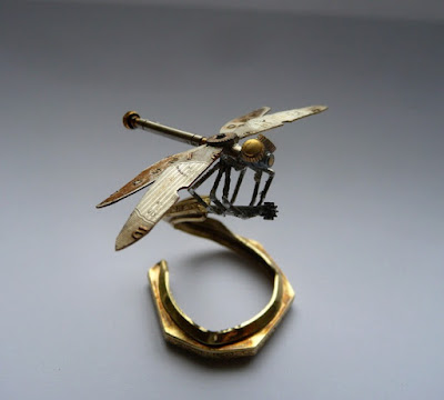 Pequeña libélula robot hecha con material reciclado