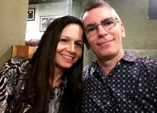Casal brasileiro que se conheceu online