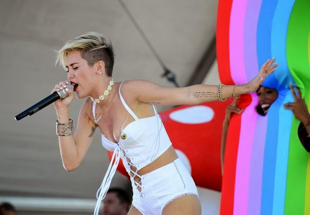 Miley Cyrus canta durante el iHeart Radio Music Festival Village
