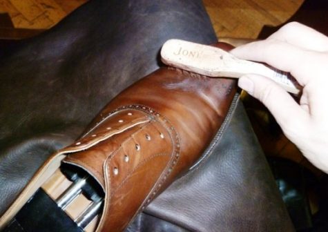 Cách đánh giày da không thể không mới