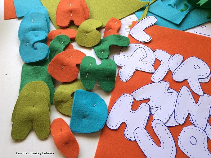 Con hilos, lanas y botones: Llaveros con iniciales