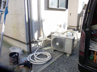 手前側のクルクル回っているホースが加湿ホース ダイキンうるるとさらら“うるさら7”エアコン設置。手前側のクルクル回っているホースが加湿ホース