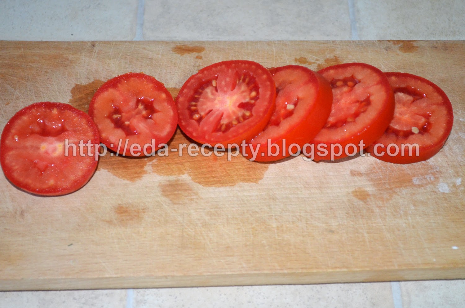 Скумбрия, запеченная с помидорами и сыром: порезать помидоры