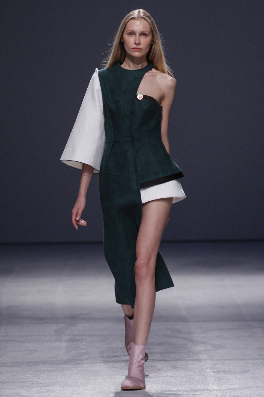 Одежда в ассиметричном стиле. Платье асимметрия. Костюм джил сандер. Ассиметричные платья. Асимметрия в одежде.