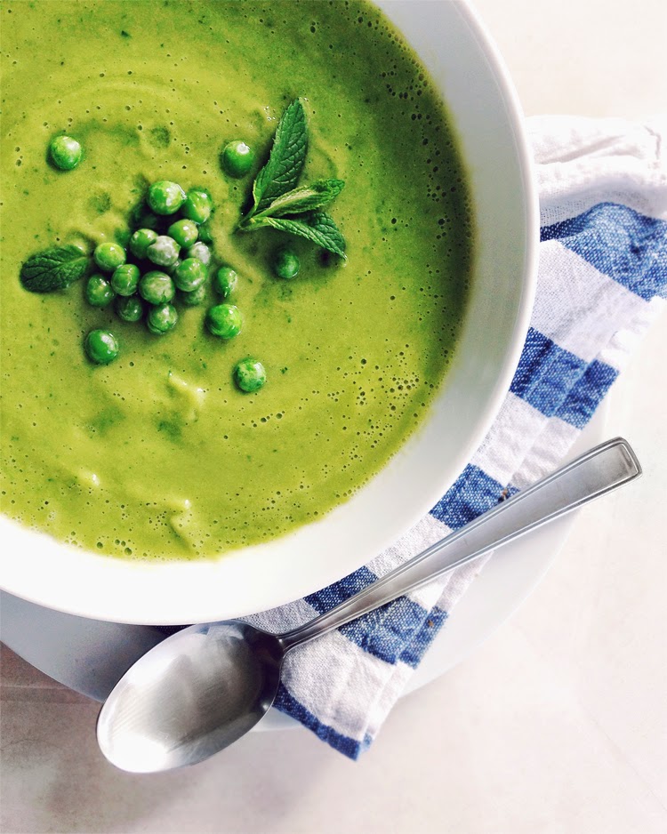 Суп из зеленого гороха. Гороховый суп с зеленым горошком. Гороховый суп зеленый. Гороховый суп с зеленым горшочком. Зеленый горох для супа.