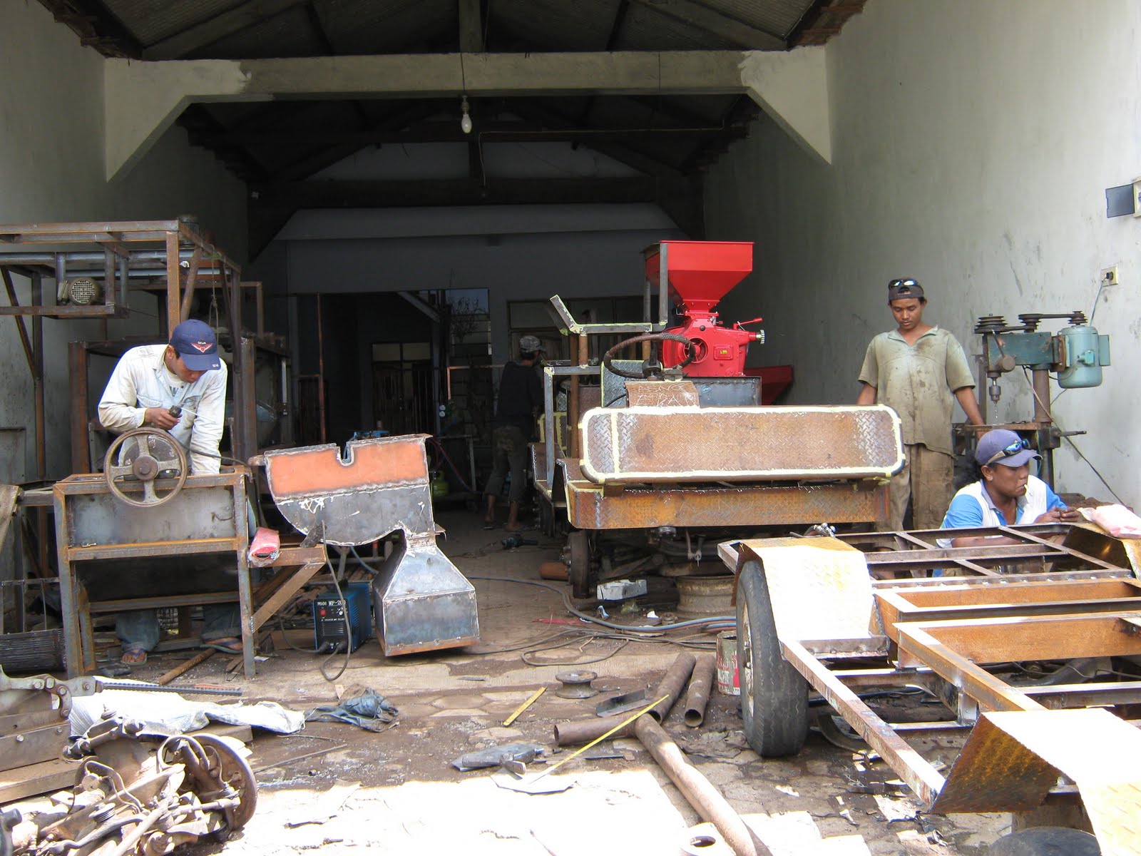 Sinar Surya Bengkel Las Bubut: Aktifitas pekerja / karyawan