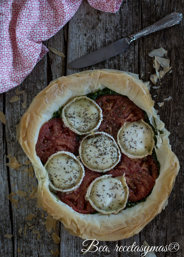 Pizza extrafina de queso de cabra con pesto de espinacas Pizza extrafina de queso de cabra con pesto de espinacas