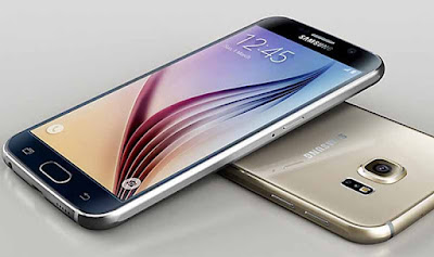 Spesifikasi Samsung Galaxy S6 Spesifikasi Samsung Galaxy S6 Kamera adalah salah satu fitur utama Samsung pada ponsel baru ini. Meskipun resolusi sensor masih 16 MP namun secara besar-besaran telah dilakukan perombakan dibandingkan kamera dari tahun sebelumnya. Kamera belakang bersensor 16 MP ini memiliki aperture f1.9. Kualitas kamera seperti ini tentu akan tetap sangat baik meskipun pengambilan dilakukan pada cahaya rendah. Selain itu ada peningkatan kualitas sebesar 34% dibandingkan Samsung Galaxy S5. khawatirkan. Dengan kualitas layar yang hebat ternyata baterai di Samsung Galaxy S6 hanya 2550 mAh. Padahal untuk seri Samsung Galaxy S5 saja menggunakan baterai 2800mAh. Kekhawatiran ini tentu saja bisa ditepis jika Samsung mampu membuat chipset, layar dan sistem operasi yang lebih efisien sehingga baterai yang lebih kecilpun tidak akan menjadi masalah. Android Lollipop memang tampil beda dengan kemampuan 64-bit. Yang menarik di sini adalah Samsung belum memilih untuk menggunakan chipset Qualcomm Snapdragon 810, lebih memilih menggunakan teknologi Exynos nya sendiri. kelebihan Layar super amoled. Prosesor Octa-core 64bit. Bahan metal dengan protecsi corning gorilla glass 4. RAM besar (3GB). fitur fast charging dan wireless charging. Bentuk unik dengan sisi melengkung. adroid lollipop. support 4G LTE (cat .6). kekurangan Single sim (nano simcard). Tidak ada slot microSD. Baterai Non Removable.