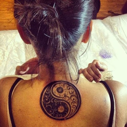 Um detalhe, e intrincados olhando Yin Yang tatuagem nas costas. Os dois lados estão primorosamente concebidos com bastante procura padrões em cor contrastante do outro lado.