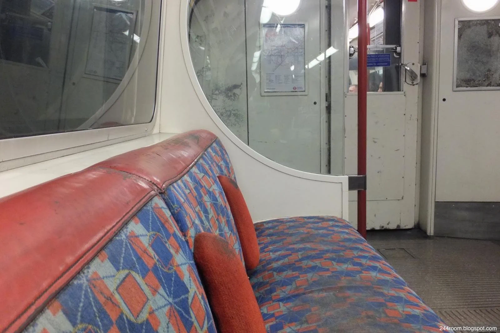london-tube ロンドン地下鉄車内