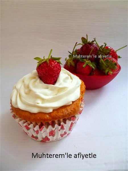 strawberry muffin 
