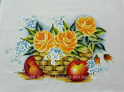 pintura em tecido cesta com rosas amarelas, maças e miosotis