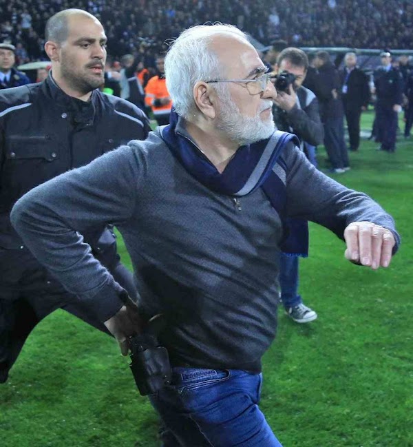 El presidente del PAOK Salónica intimida con una pistola al colegiado en el partido con el AEK