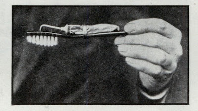 Esta foto es de 1932. Cepillo con pasta incorporada