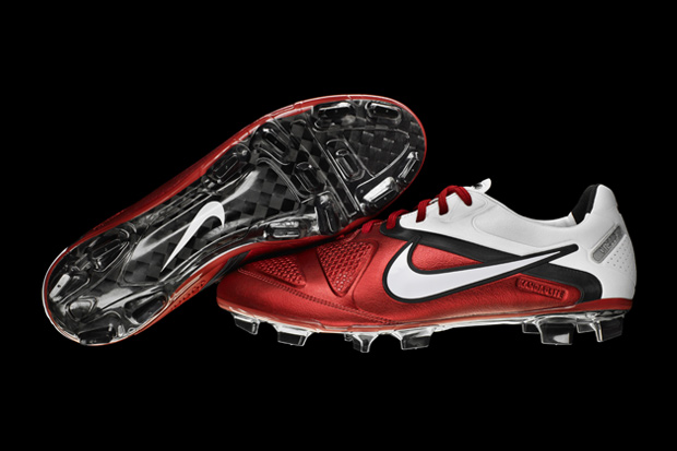 Futsal And Soccer Shoes: Nike CTR 360 Maestri iii Elite