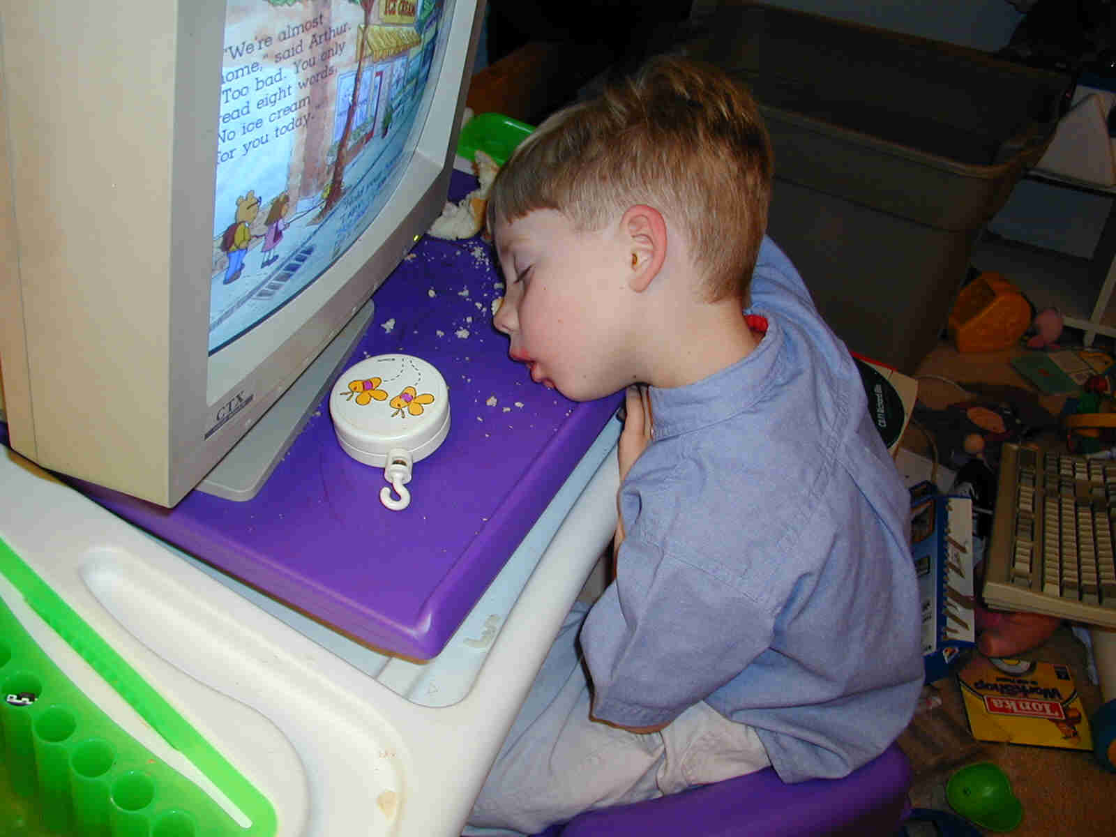 Если долго сидеть в телефоне что будет. Компьютер для детей. Маленький ребенок за компьютером. Дети за компьютерными играми. Компьютерная игровая зависимость.
