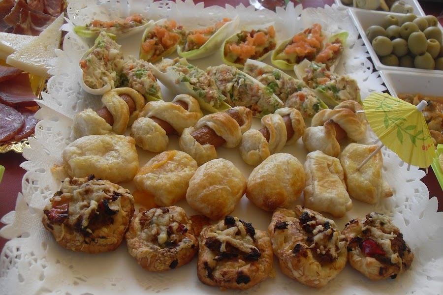 Surtidos de hojaldres salados para fiestas.