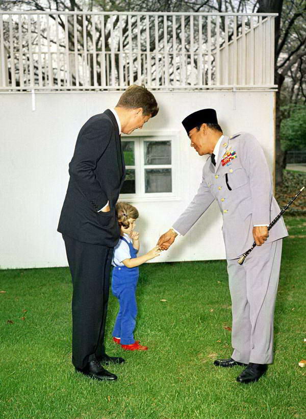 Foto Berwarna Presiden Soekarno Bersama Kennedy di Gedung Putih - Mylinekerr