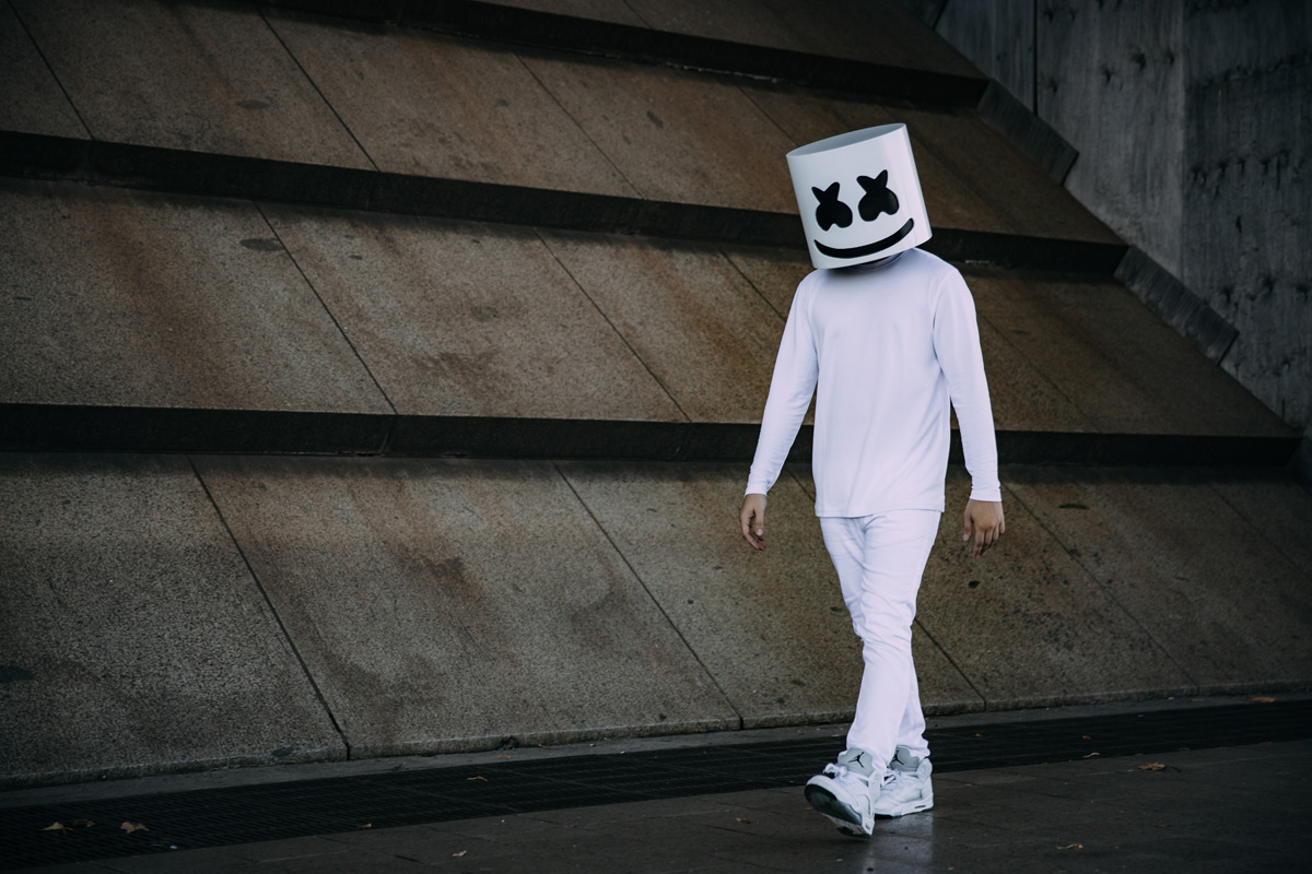 Am entertainment Marshmello Shows Bond Between Woman and Pet Dog in
